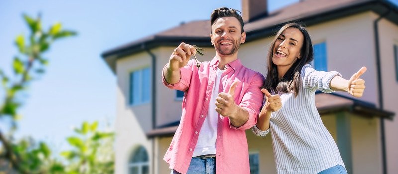 Young Australian couple discussing FHGS first-home buyer scheme with mortgage broker